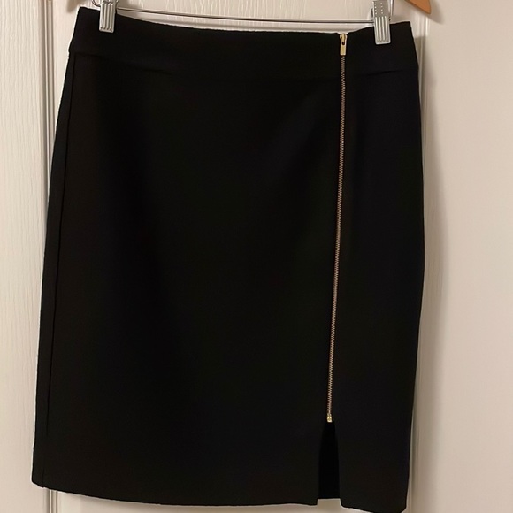 BANANA REPUBLIC Black Wool Skirt with Gold zipper, size 8. EUC. - Picture 2 of 9